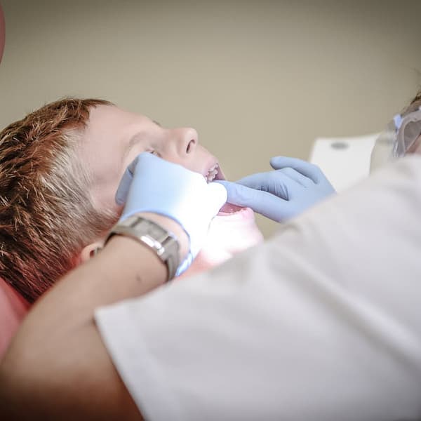 dentiste qui examine la dentition d'un patient