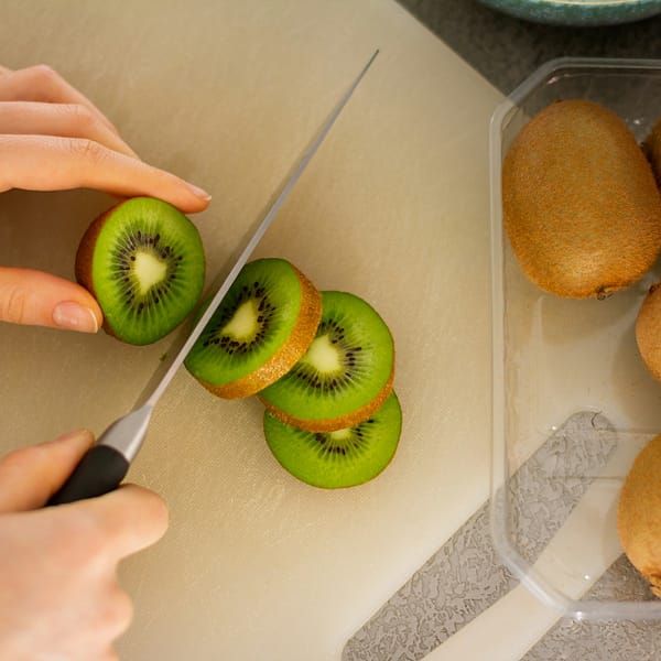 kiwi découpé sur une planche dans une cuisine