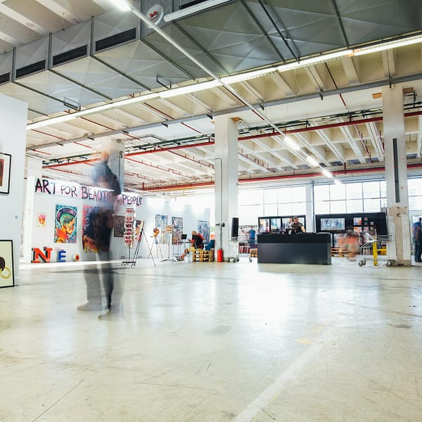 visiteurs qui se trouvent dans une galerie d'art