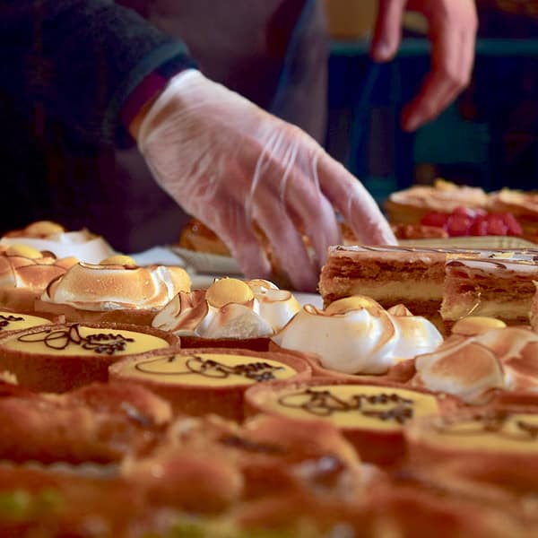 pâtissier qui expose ses créations