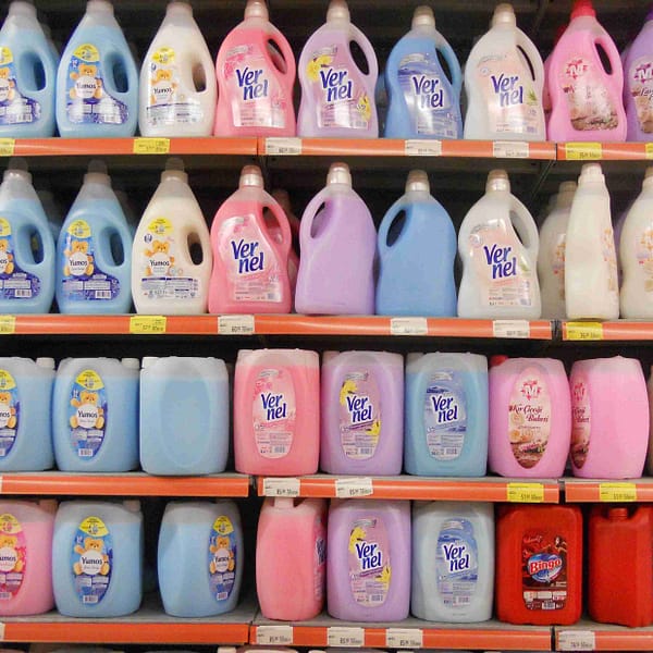 multitude de bidons d'adoucissants dans un rayon de supermarché