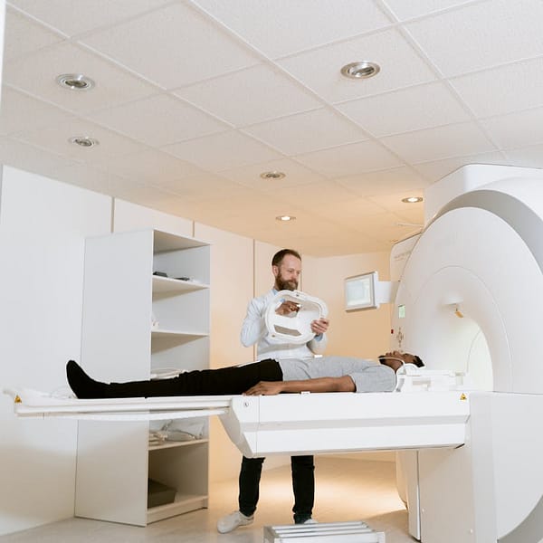 patient qui fait un IRM dans un centre