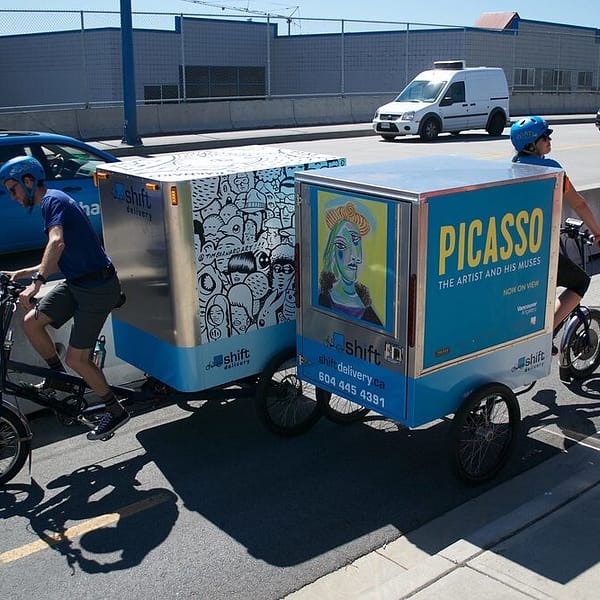 deux livreurs de marchandises à vélos qui se croisent