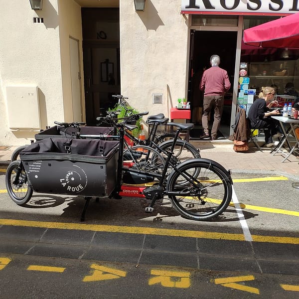 vélos cargos garés sur un trottoir