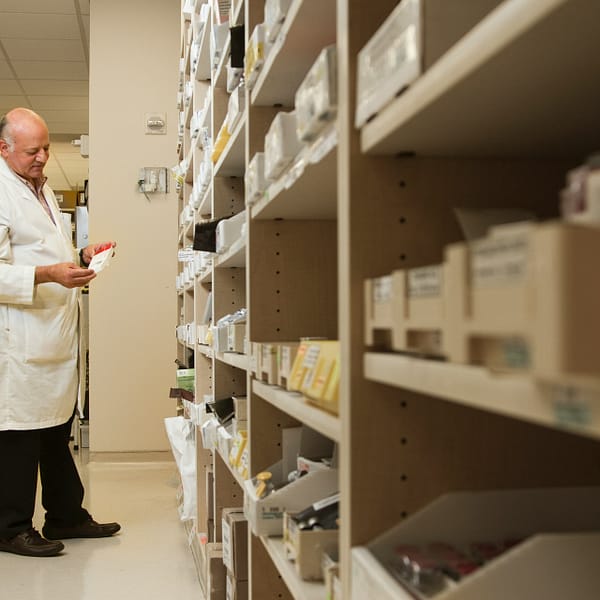 un pharmacien là où les médicaments sont stockés
