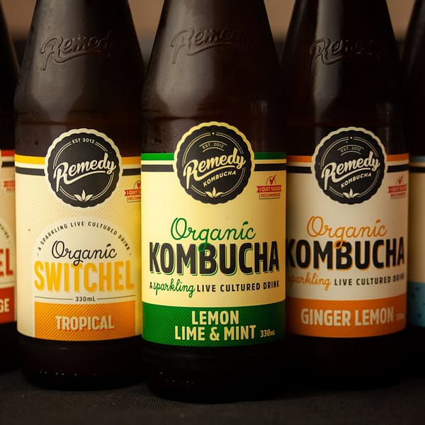 bouteilles de kombucha avec différentes saveurs