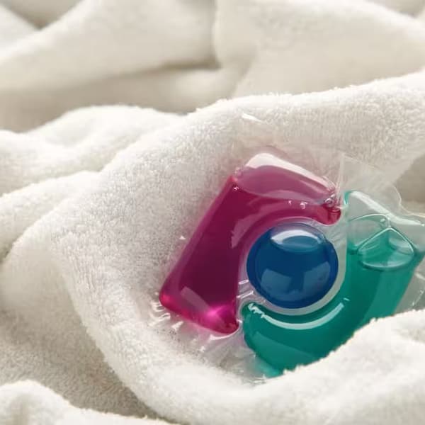 capsule de lessive sur une serviette