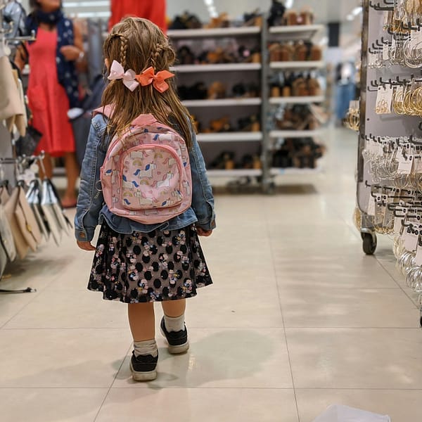 une enfant dans un magasin