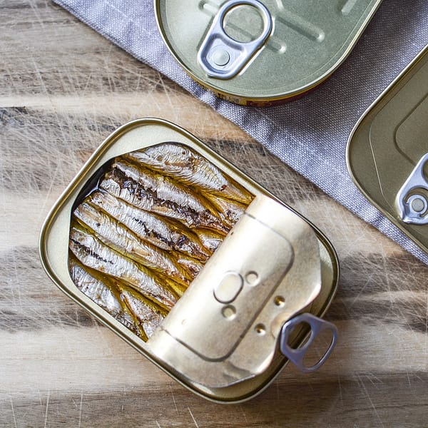 boîte de sardines ouverte sur une table