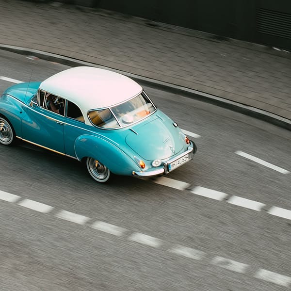 voiture vintage sur une route