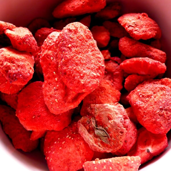 morceaux de fraises lyophilisées dans un bol
