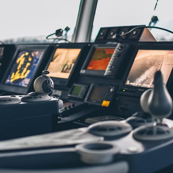 cockpit de navigation d'un navire
