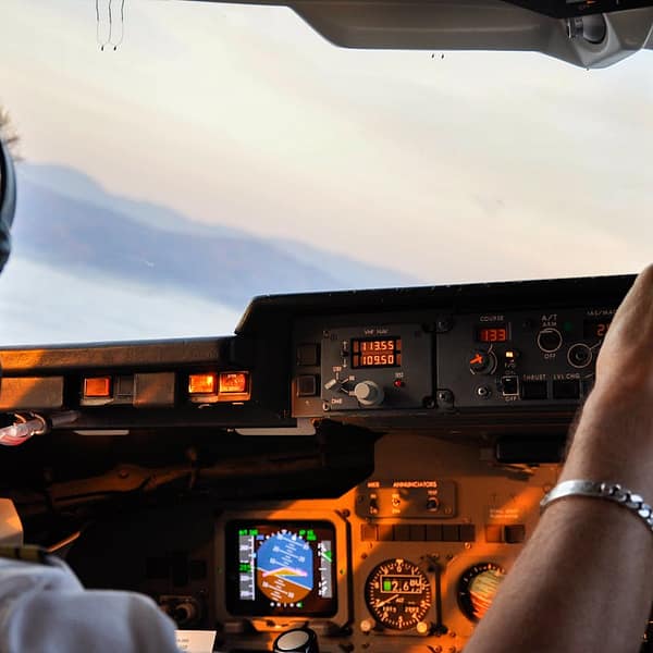 pilote d'avion qui utilise le tableau de bord
