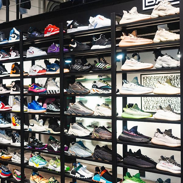 chaussures de sport dans un magasin