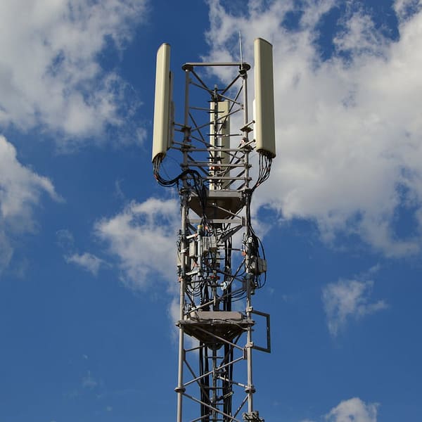 pylône de téléphonie mobile avec des antennes rectangulaires