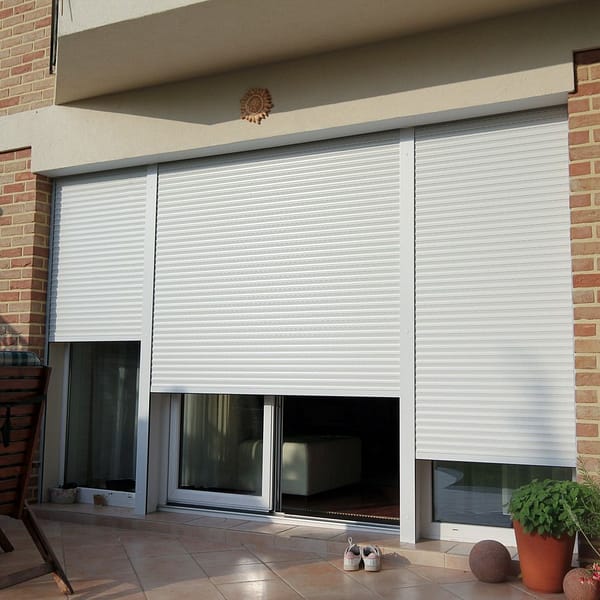 volets roulants devant une véranda