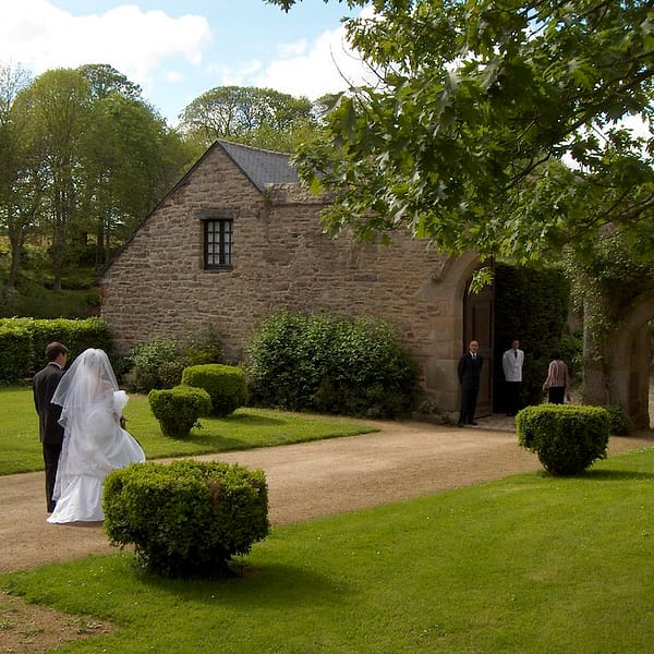 mariés qui s'avancent vers le lieu de cérémonie