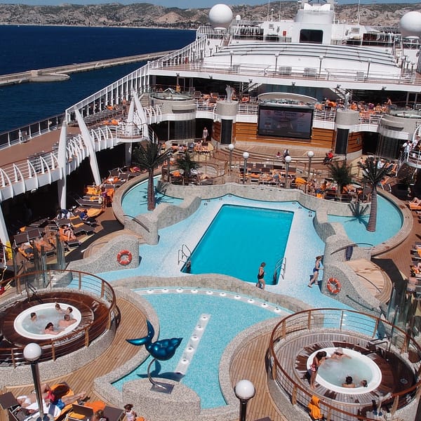 un deck d'un bateau de croisière