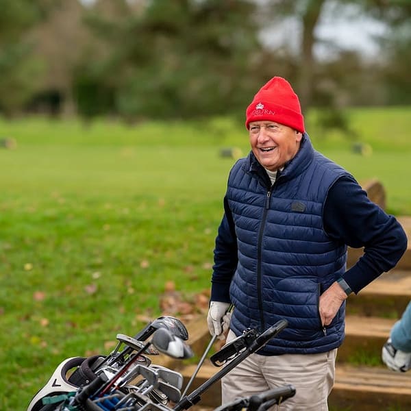 trois pratiquants qui jouent au golf