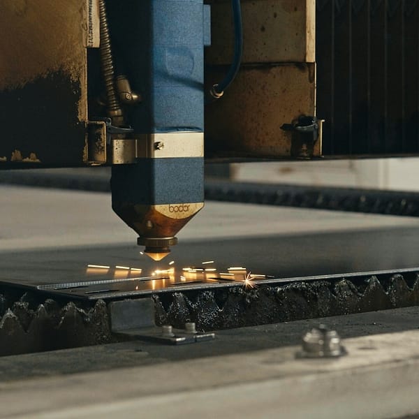 découpe laser d'une feuille de métal