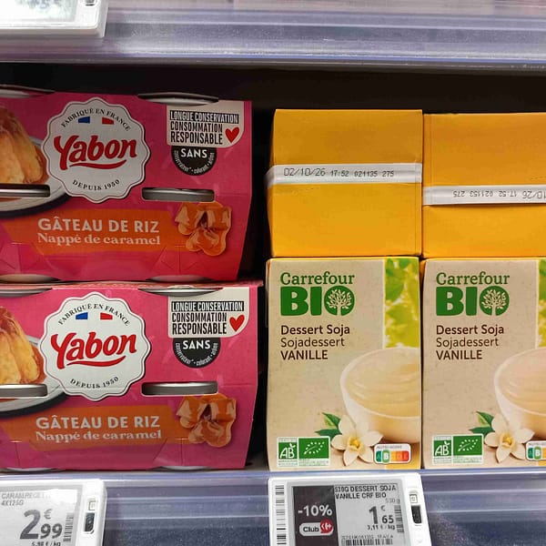 Gâteaux au riz et crèmes-dessert au soja dans un supermarché