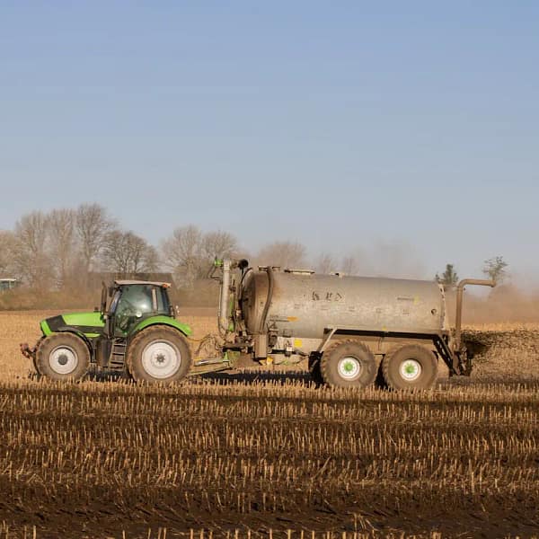 tracteur qui répand du fumier également utilisé pour la production de biogaz