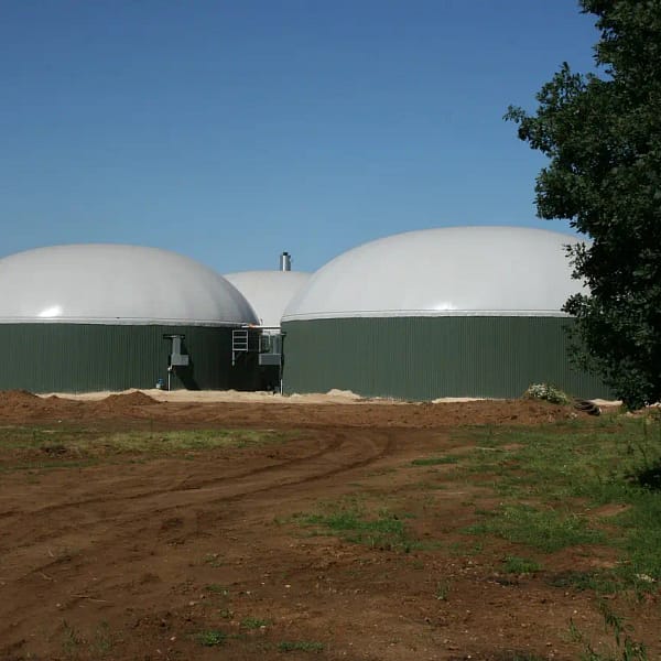 centrale de production de bio gaz au milieu d'un champ