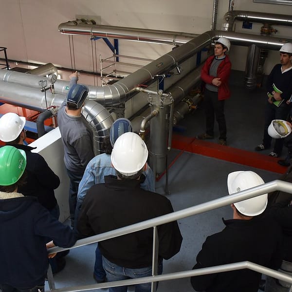 touristes dans un site industriel