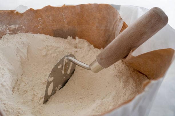 sac de plâtre avec une spatule