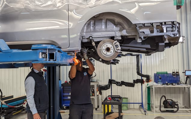 travail sur un véhicule utilitaire dans une usine