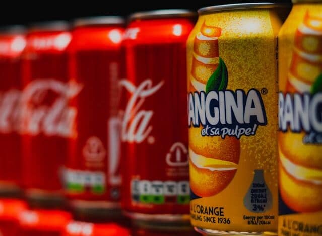canettes Orangina sur étagère