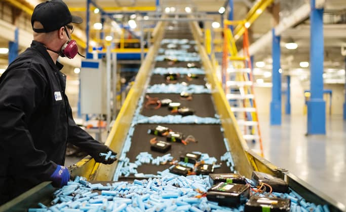 tapis roulant dans une usine de recyclage de batteries