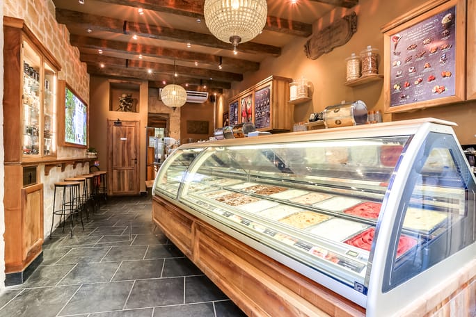 intérieur d'une franchise de glace Amorino