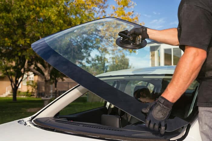 réparation d'un pare-brise d'une voiture