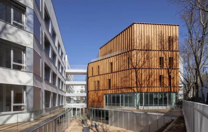 résidence étudiante à Paris avec une façade en bois