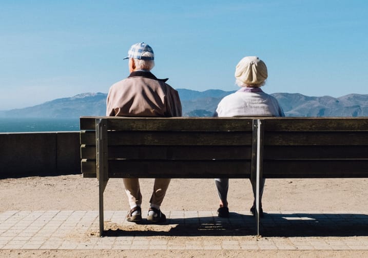 deux résidents d'une résidence senior qui regardent la mer