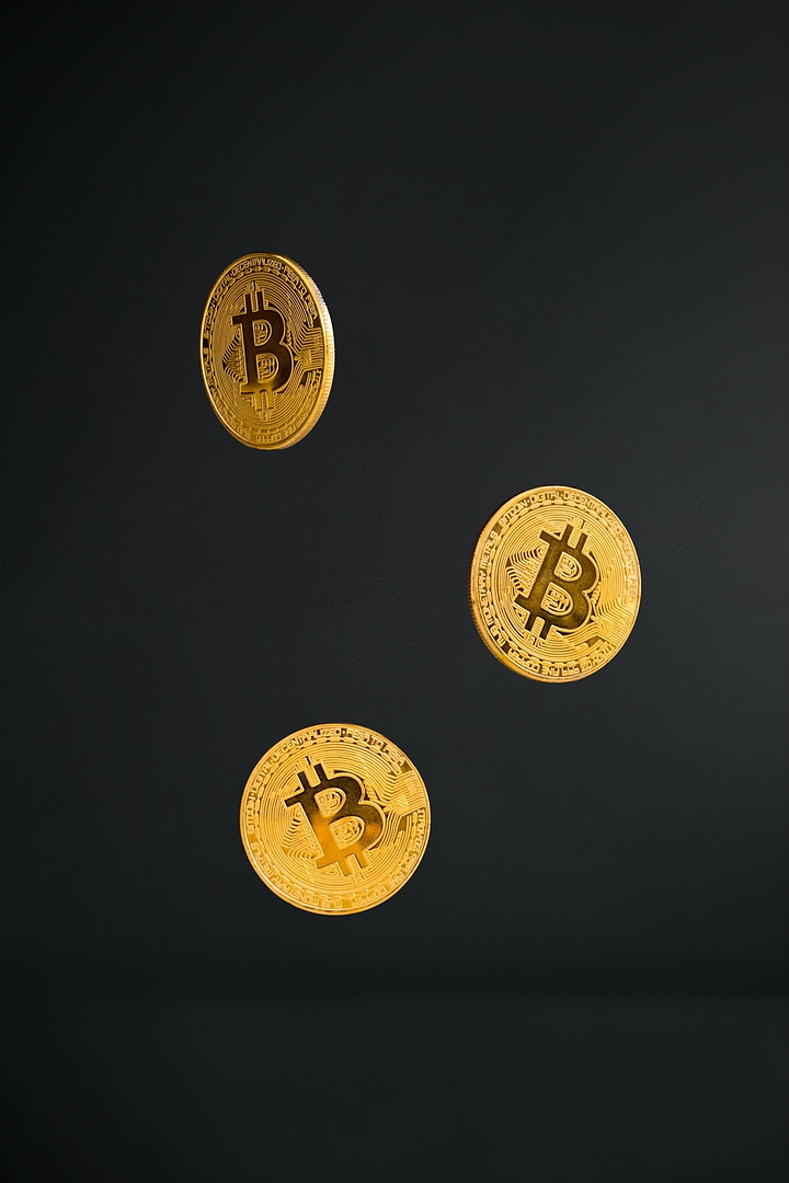 Pièces de monnaies frappées de symbole du bitcoin qui tombent