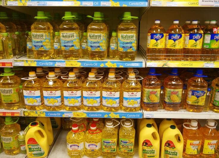 Plusieurs types d'huiles végétales dans un supermarché