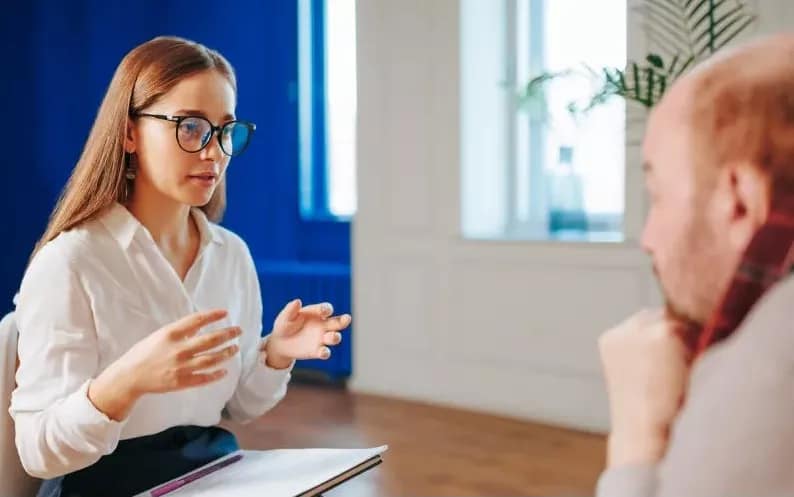 une orthophoniste avec un patient adulte