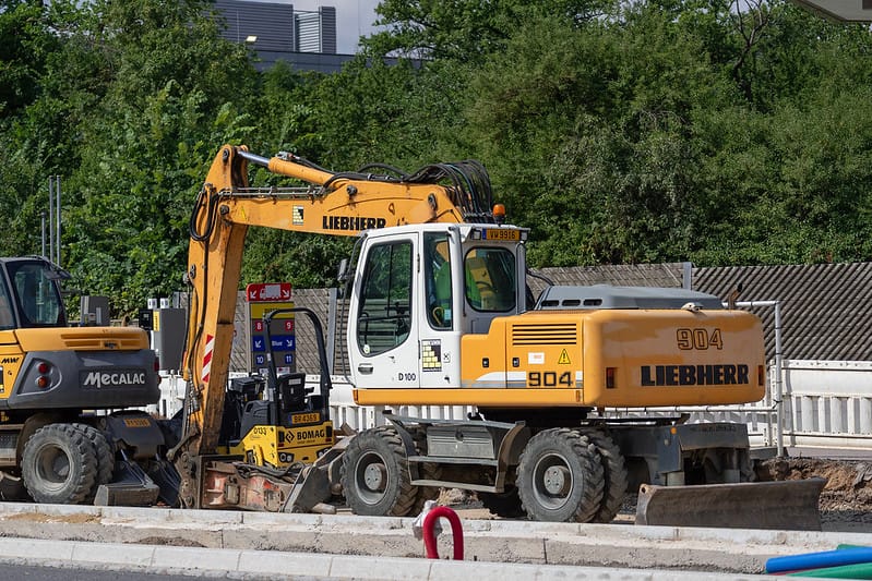Engin de chantier sur une route en construction