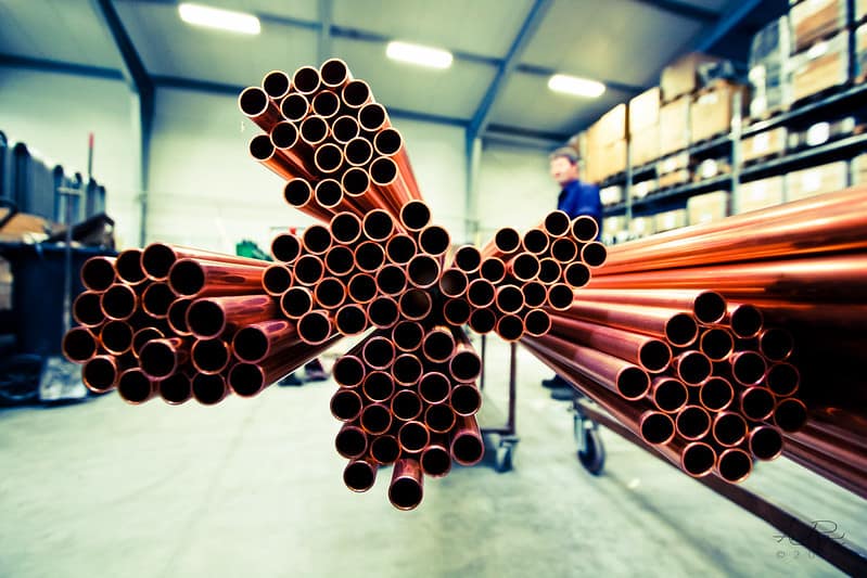 tuyaux en cuivre dans une usine