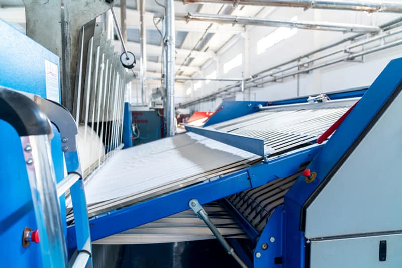 Zoom sur des machines dans une blanchisserie