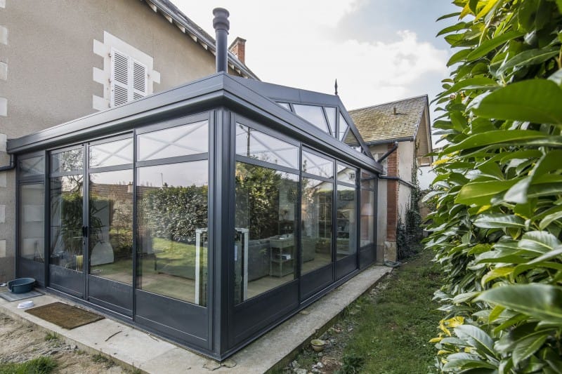 véranda en aluminium à côté d'une maison