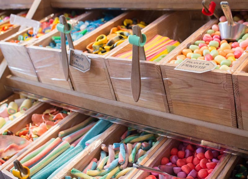intérieur d'un magasin de bonbons à Paris