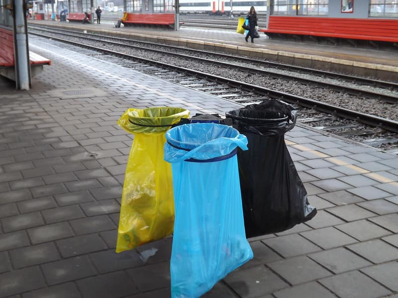 sacs poubelles dans une rue