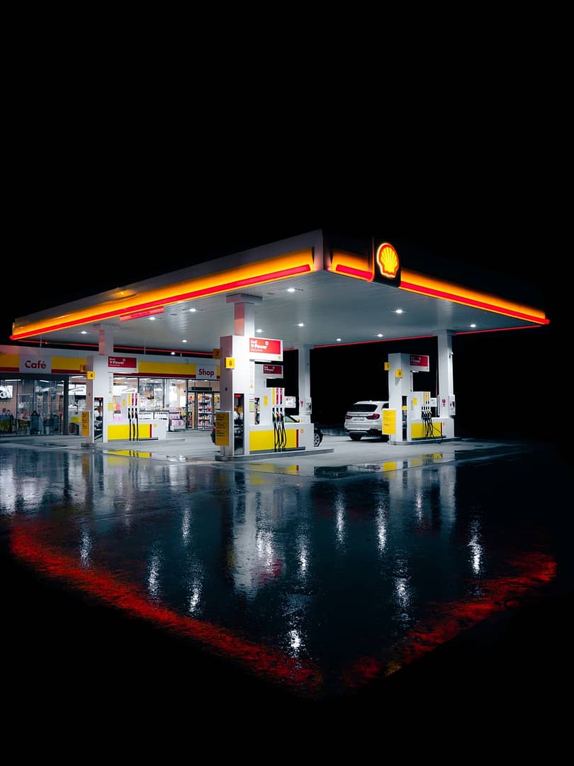 Une stations service de nuit du groupe Shell