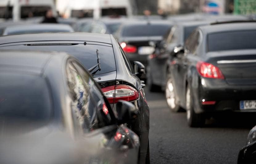 VTC dan une file de voiture