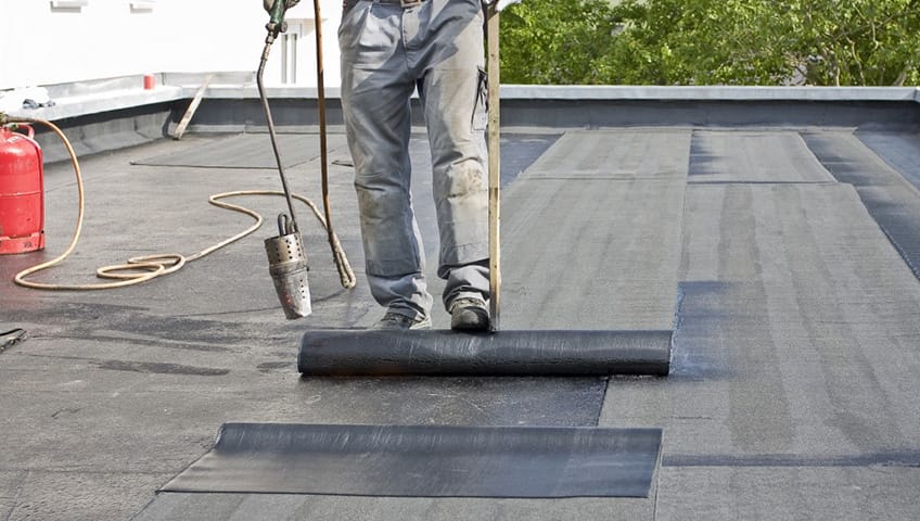 pose d'un revêtement d'étanchéité sur un toit