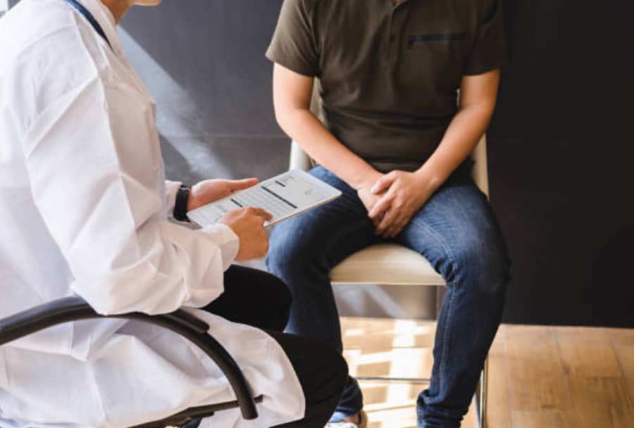 patient qui parle d'incontinence urinaire avec un médecin