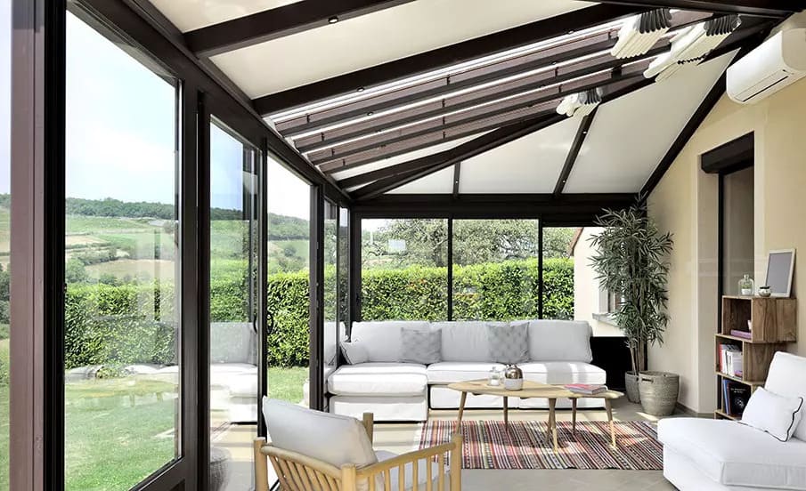 une véranda en aluminium et en verre